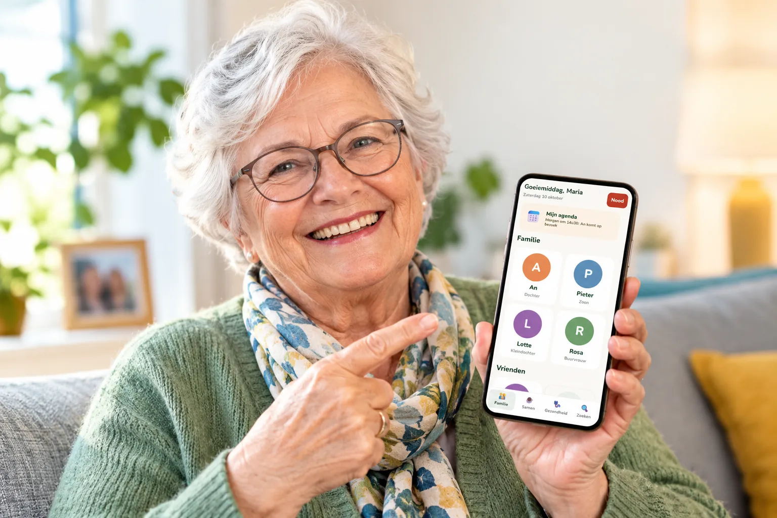 Maria, lachend in haar zetel, toont Vivolia op haar gsm